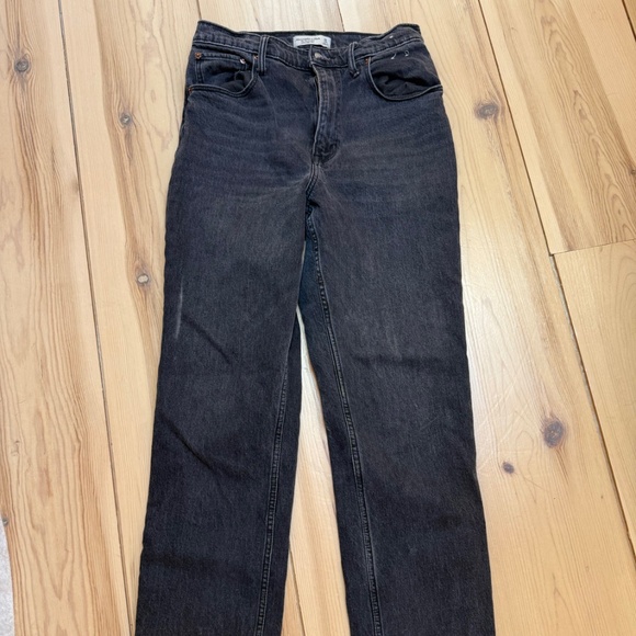 NWT ABERCROMBIE & FITCH 90s Black Straight Ultra High Rise Jeans Size 30 Regular - Picture 1 of 4